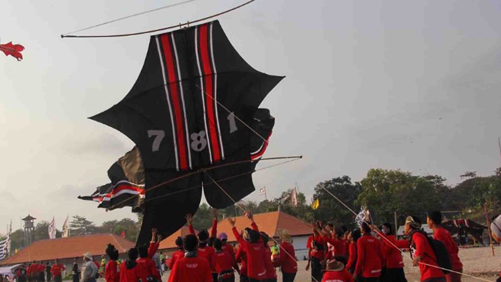 proses penurunan layangan bebean bali