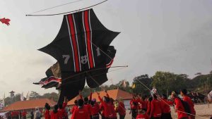 proses penurunan layangan bebean bali