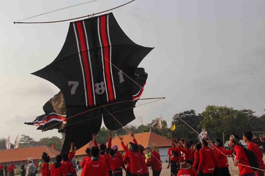 proses penurunan layangan bebean bali